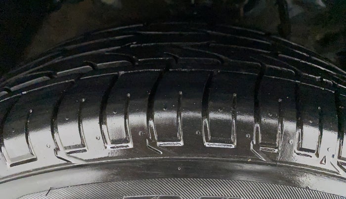 2023 Mahindra XUV300 W8 (O) 1.5 DIESEL, Diesel, Manual, 10,694 km, Right Front Tyre Tread