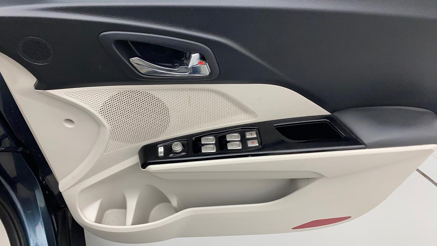 2023 Mahindra XUV300 W8 (O) 1.5 DIESEL, Diesel, Manual, 10,694 km, Driver Side Door Panels Control