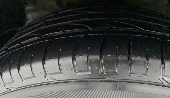 2023 Mahindra XUV300 W8 (O) 1.5 DIESEL, Diesel, Manual, 10,694 km, Left Front Tyre Tread