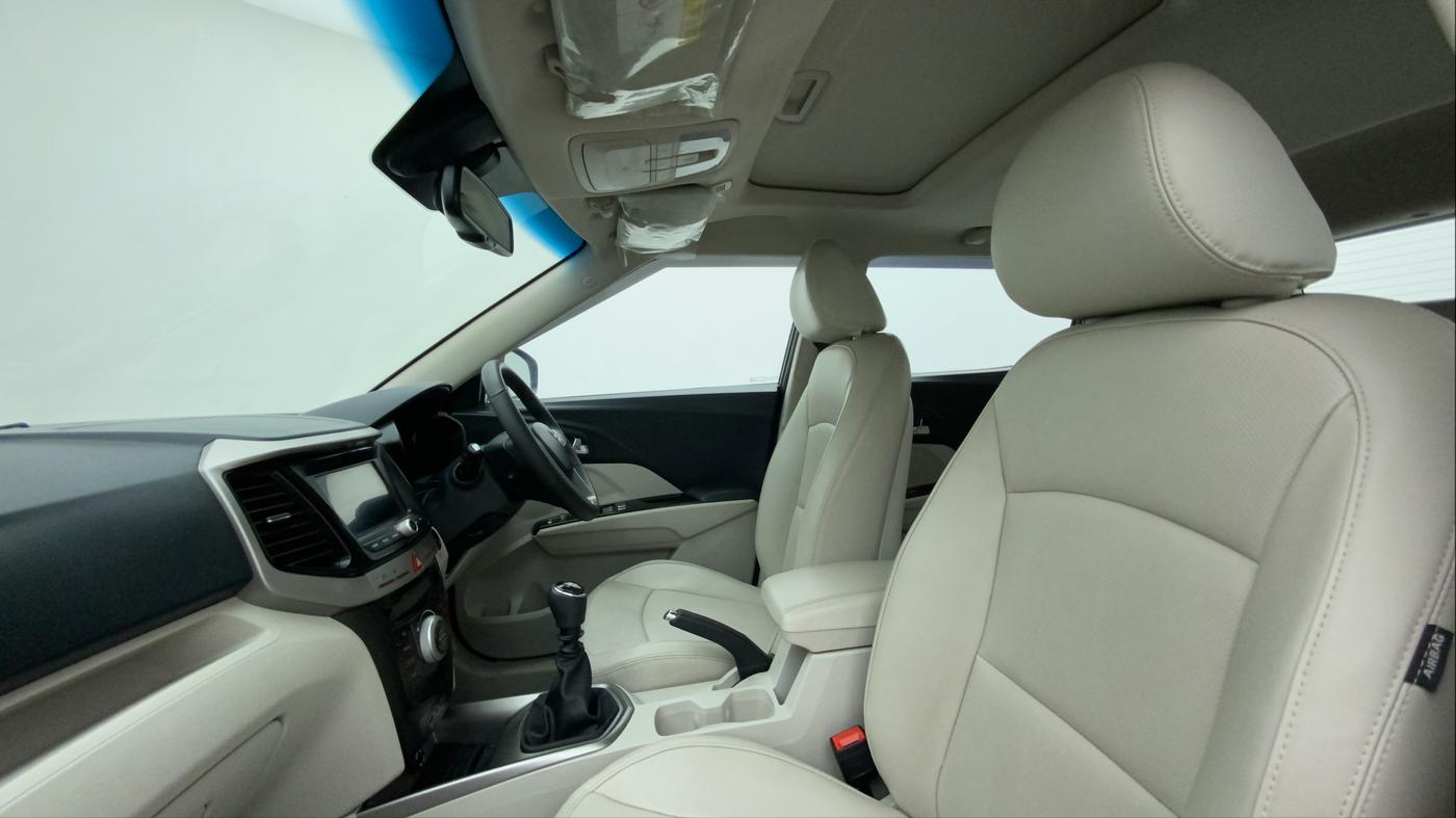 2023 Mahindra XUV300 W8 (O) 1.5 DIESEL, Diesel, Manual, 10,694 km, Right Side Front Door Cabin