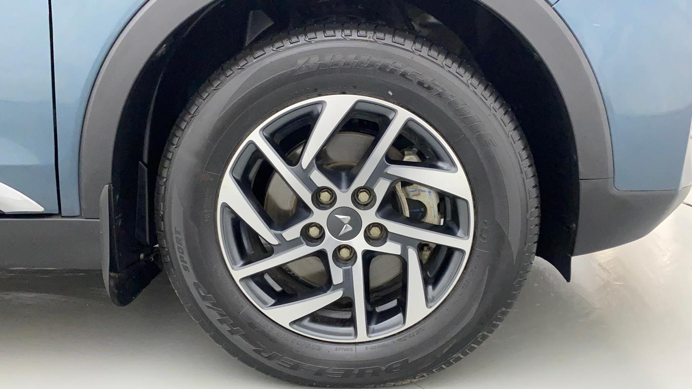 2023 Mahindra XUV300 W8 (O) 1.5 DIESEL, Diesel, Manual, 10,694 km, Right Front Wheel