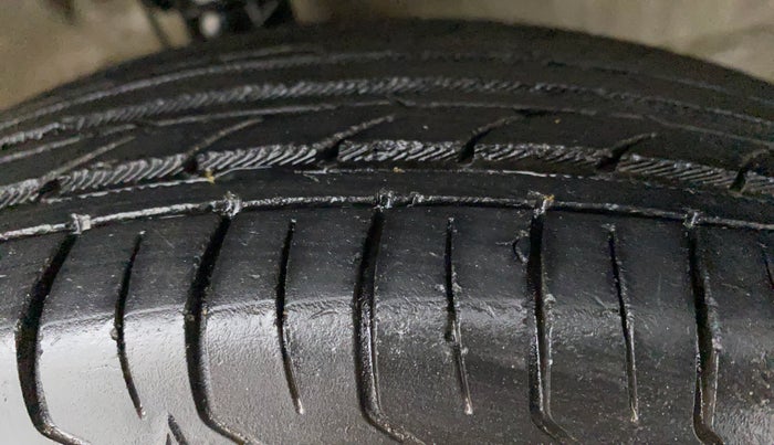 2012 Maruti Wagon R 1.0 LXI, CNG, Manual, 63,347 km, Right Front Tyre Tread