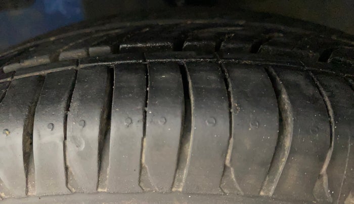 2014 Hyundai Eon ERA +, Petrol, Manual, 37,382 km, Left Front Tyre Tread
