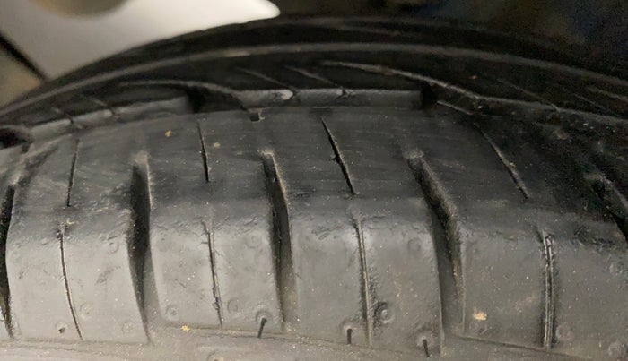 2014 Hyundai Eon ERA +, Petrol, Manual, 37,382 km, Left Rear Tyre Tread