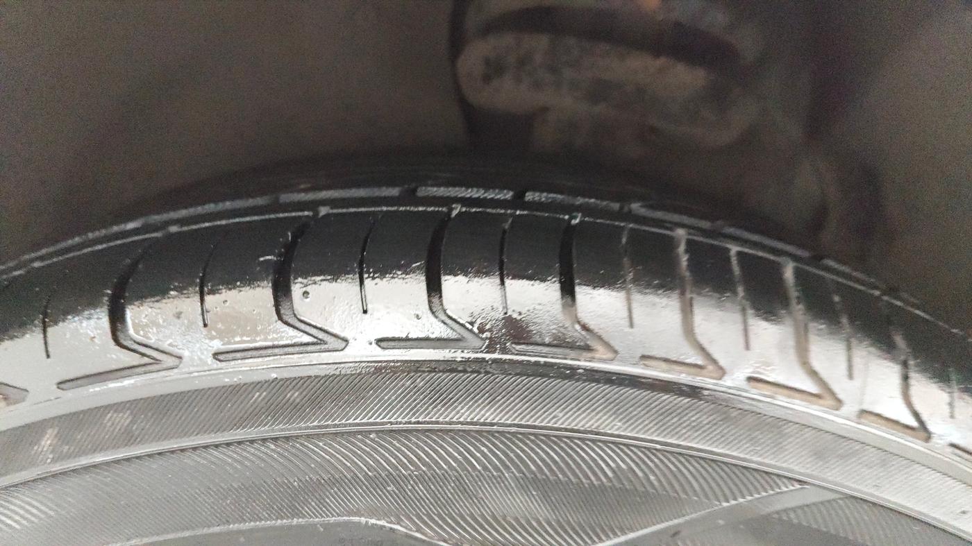 2015 Volkswagen Jetta COMFORTLINE TSI, Petrol, Manual, 1,07,243 km, Left Front Tyre Tread