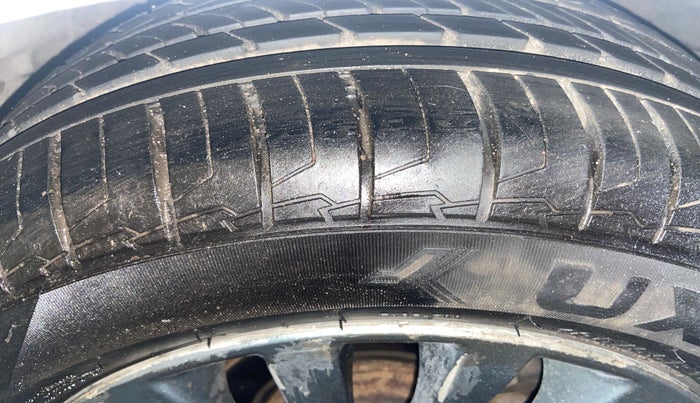 2016 Maruti Ciaz ZDI+ SHVS RS, Diesel, Manual, 80,366 km, Right Front Tyre Tread