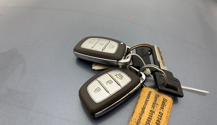 2014 Hyundai Grand i10 ASTA (O) 1.2 KAPPA VTVT, Petrol, Manual, 27,339 km, Key Close Up