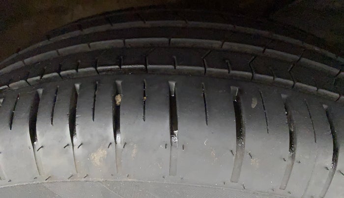 2022 Maruti Swift ZXI PLUS DUAL TONE, Petrol, Manual, 7,066 km, Right Front Tyre Tread