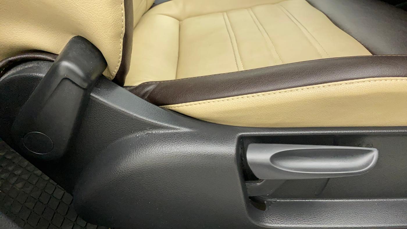 2018 Volkswagen Ameo COMFORTLINE 1.0L, Petrol, Manual, 17,735 km, Driver Side Adjustment Panel
