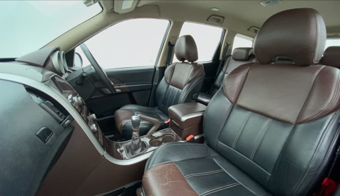 2013 Mahindra XUV500 W8 FWD, Diesel, Manual, 79,981 km, Right Side Front Door Cabin