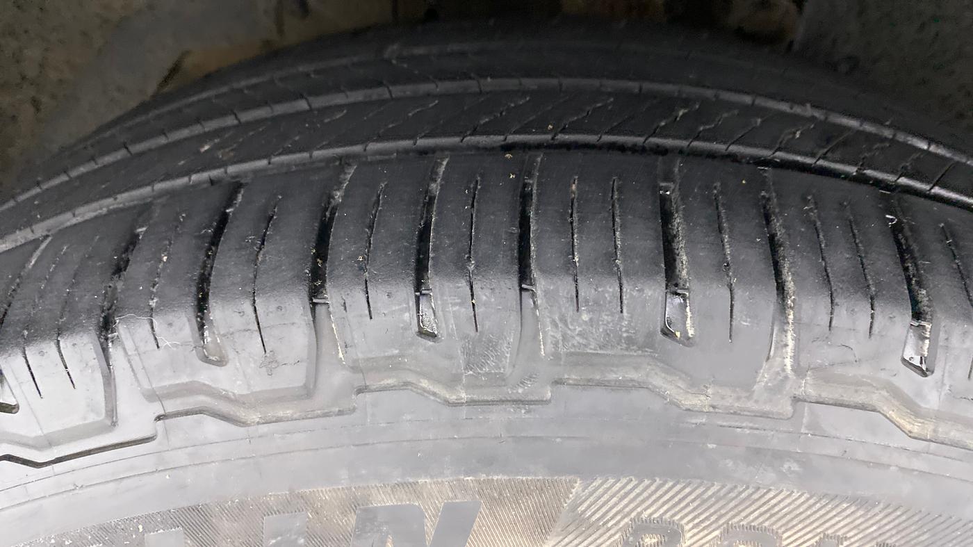 2013 Mahindra XUV500 W8 FWD, Diesel, Manual, 79,981 km, Left Front Tyre Tread