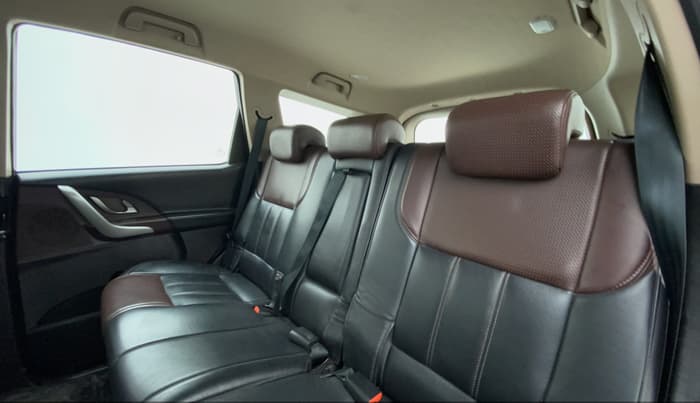 2013 Mahindra XUV500 W8 FWD, Diesel, Manual, 79,981 km, Right Side Rear Door Cabin