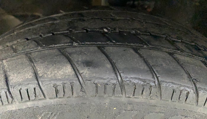 2011 Maruti Wagon R 1.0 VXI, Petrol, Manual, 60,076 km, Left Front Tyre Tread