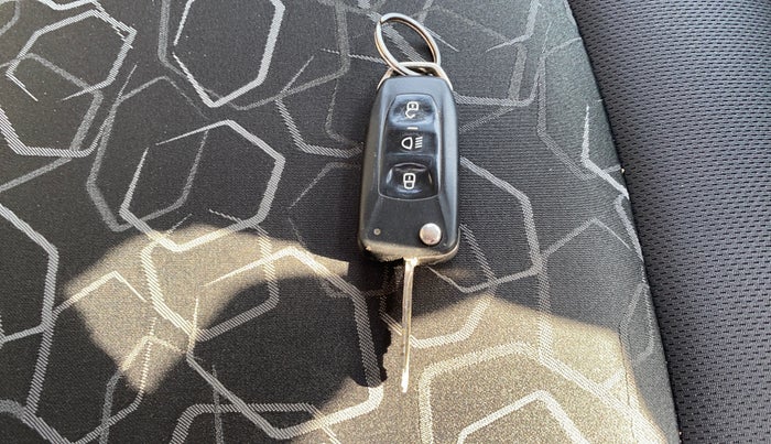 2016 Tata Tiago XT PETROL, Petrol, Manual, 1,09,603 km, Key Close Up