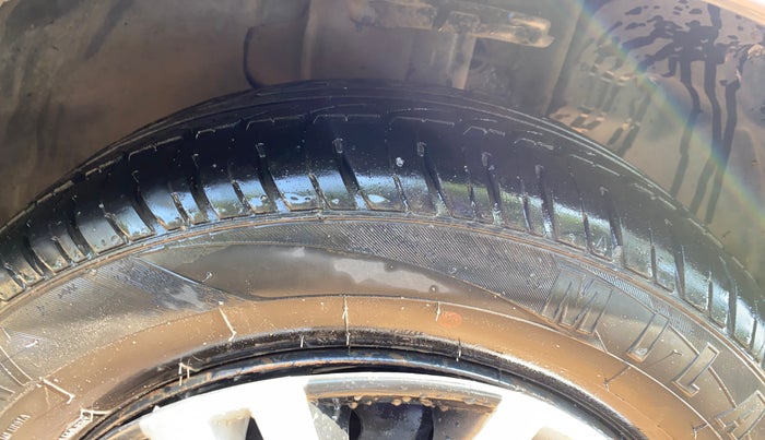 2016 Tata Tiago XT PETROL, Petrol, Manual, 1,09,603 km, Right Front Tyre Tread