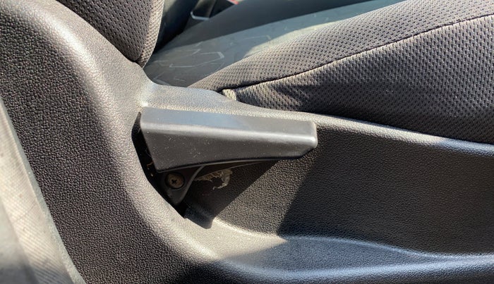 2016 Tata Tiago XT PETROL, Petrol, Manual, 1,09,603 km, Driver Side Adjustment Panel