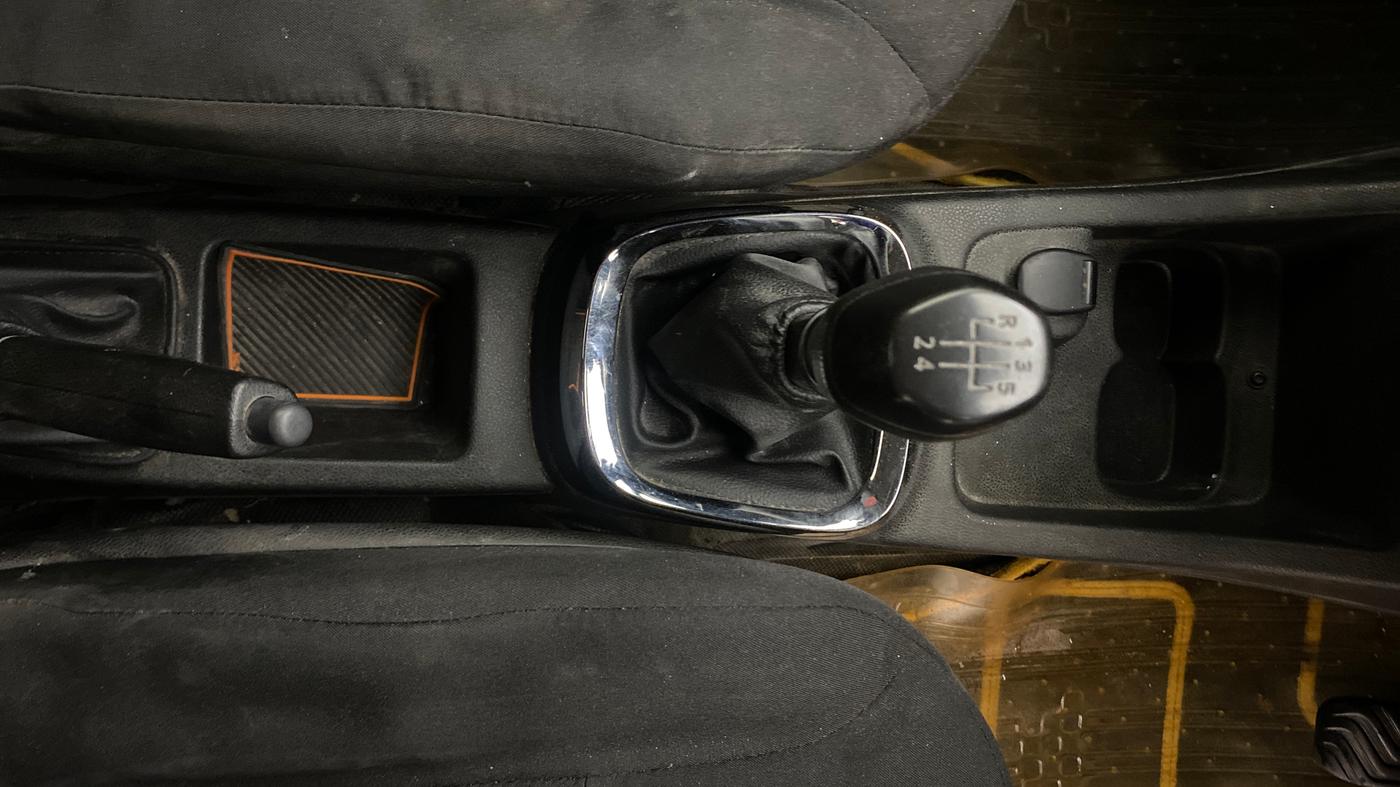 2017 Renault Kwid RXT 1.0, Petrol, Manual, 88,524 km, Gear Lever