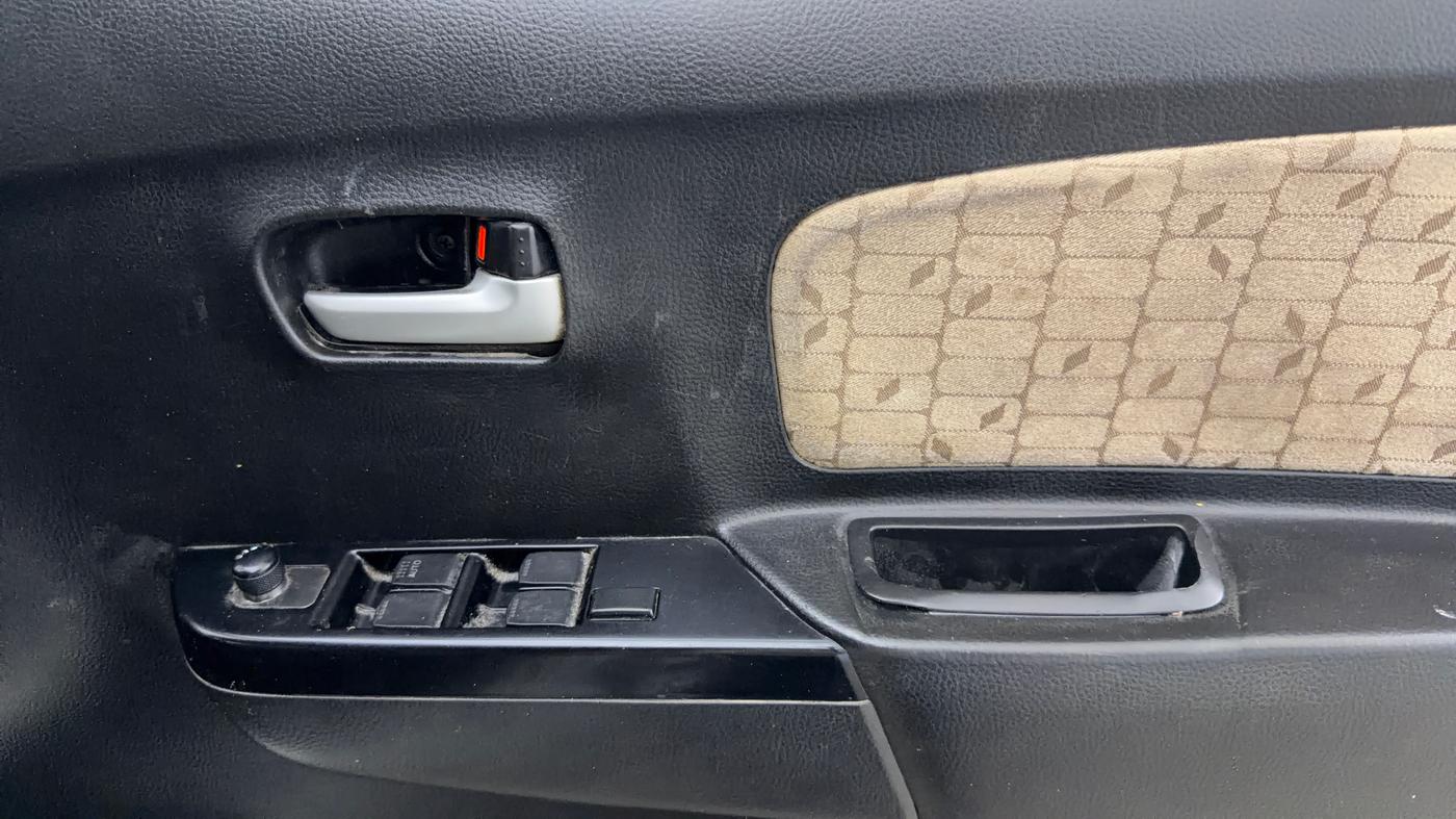 2017 Maruti Wagon R 1.0 VXI, Petrol, Manual, 79,936 km, Driver Side Door Panels Control