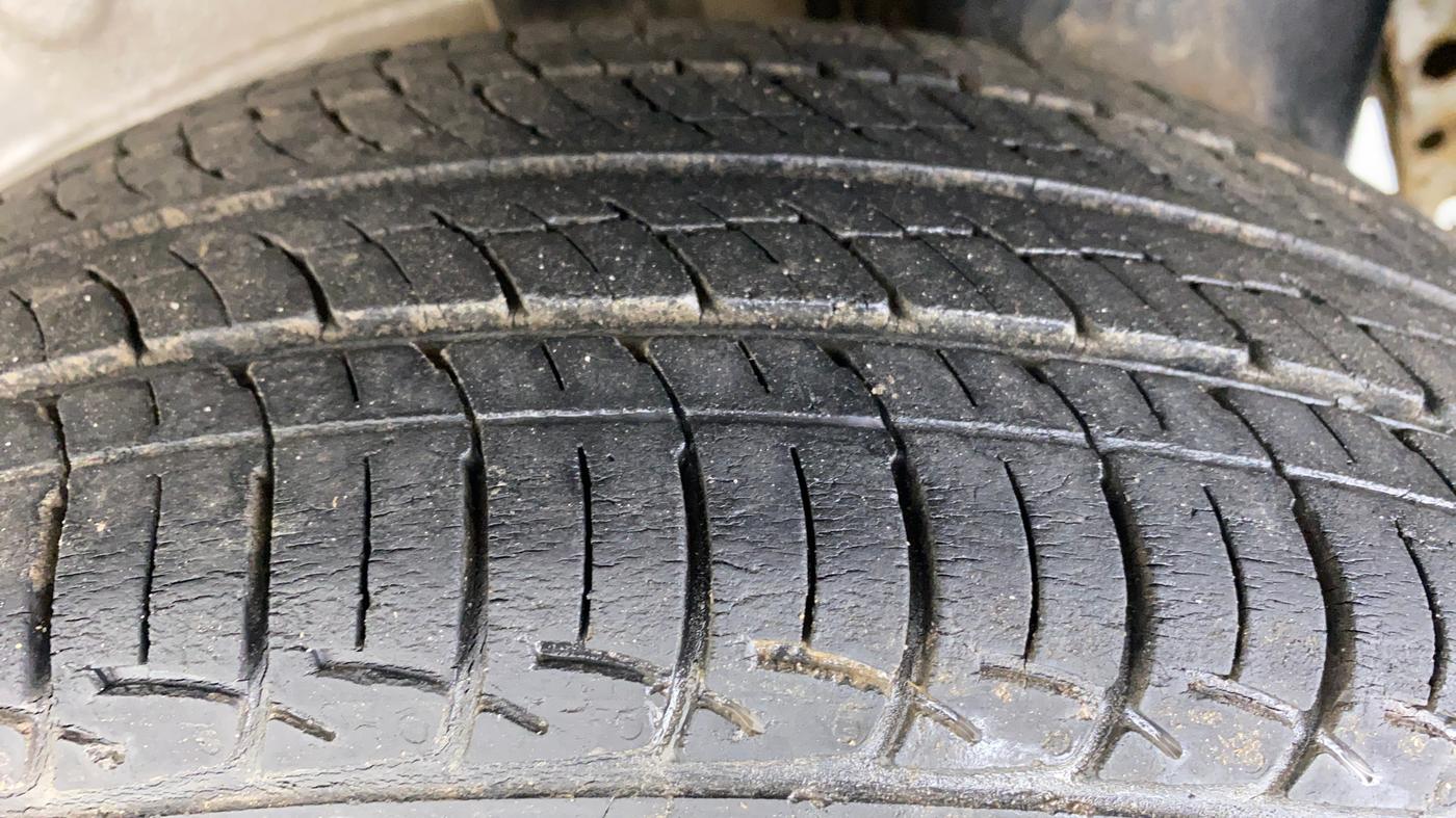 2011 Toyota Etios Liva G, Petrol, Manual, 49,880 km, Left Rear Tyre Tread