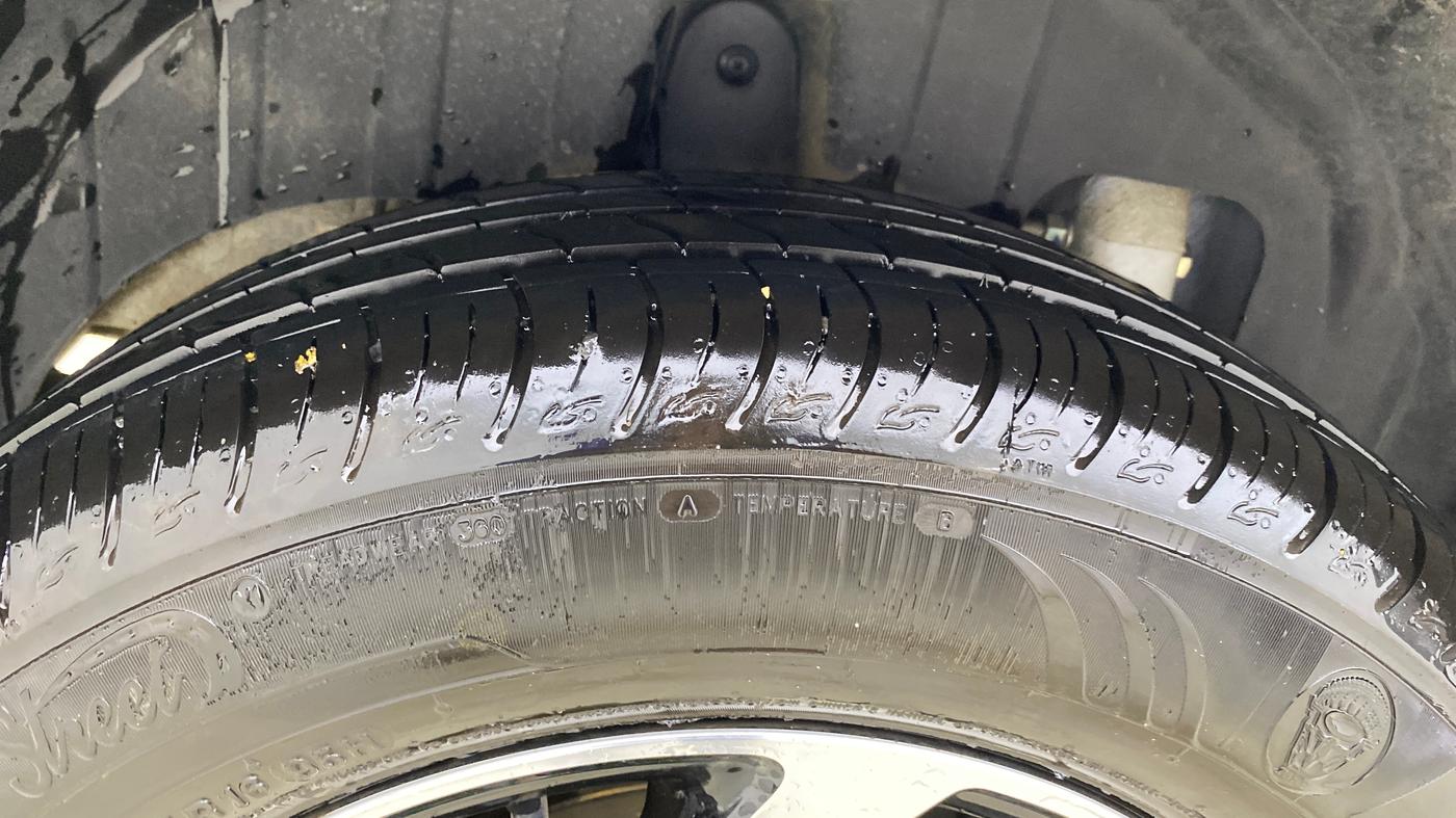2025 Mahindra XUV 3XO AX5L 1.2 TGDi AT, Petrol, Automatic, 14,049 km, Right Rear Tyre Tread