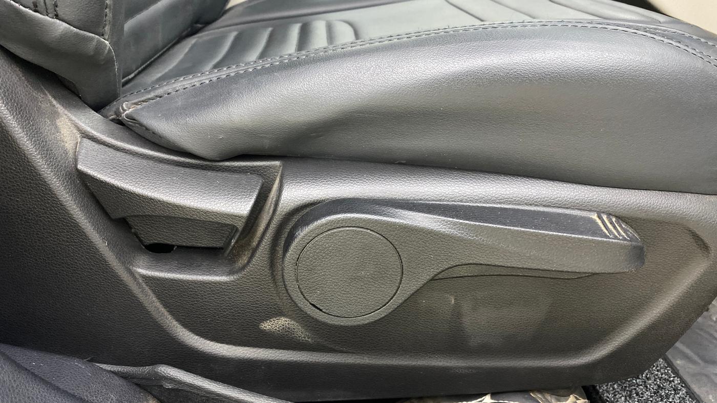 2025 Mahindra XUV 3XO AX5L 1.2 TGDi AT, Petrol, Automatic, 14,049 km, Driver Side Adjustment Panel