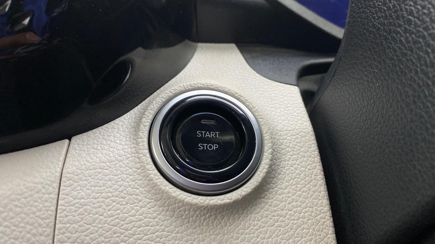 2025 Mahindra XUV 3XO AX5L 1.2 TGDi AT, Petrol, Automatic, 14,049 km, Keyless Start/ Stop Button