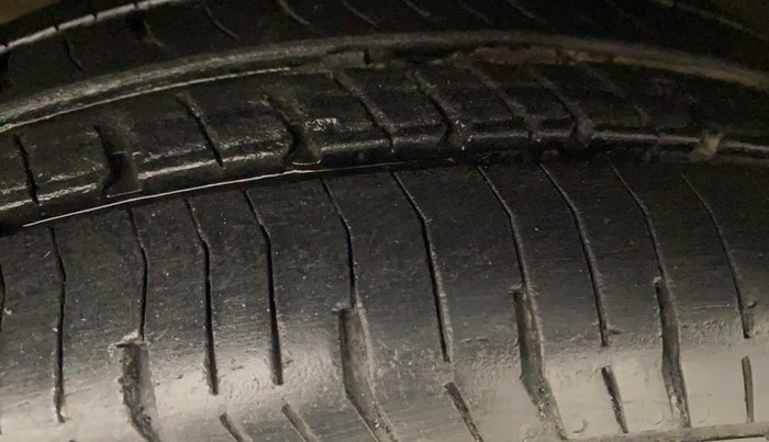 2015 Maruti Swift Dzire VXI, Petrol, Manual, 98,723 km, Left front tyre - Minor crack