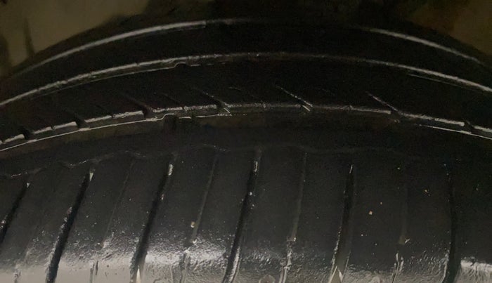 2014 Volkswagen Polo HIGHLINE1.5L, Diesel, Manual, 86,989 km, Left Front Tyre Tread