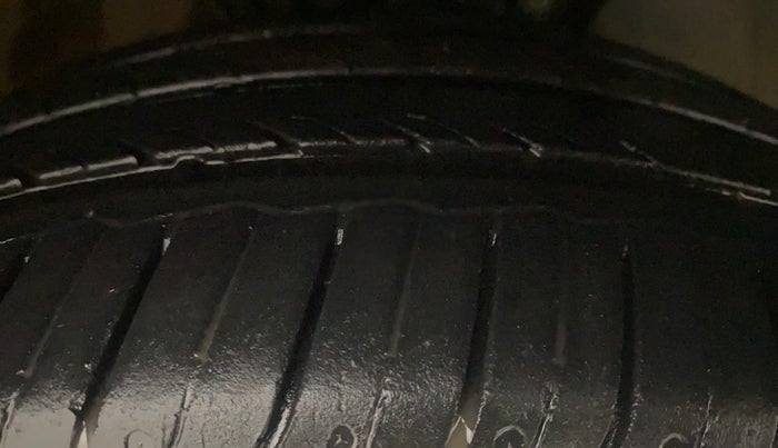 2014 Volkswagen Polo HIGHLINE1.5L, Diesel, Manual, 86,989 km, Right Front Tyre Tread