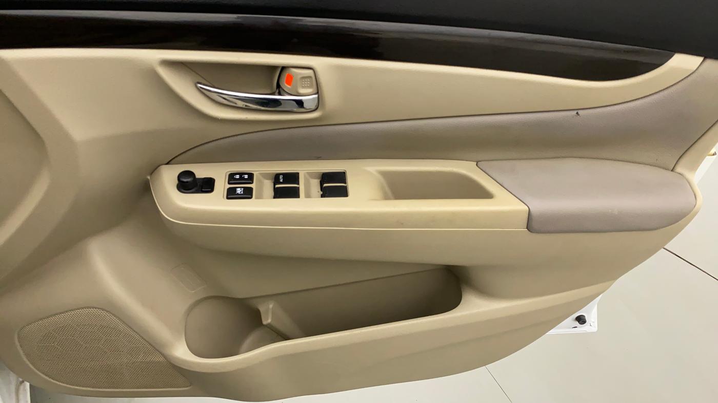 2015 Maruti Ciaz ZDI+ SHVS, Diesel, Manual, 1,16,418 km, Driver Side Door Panels Control