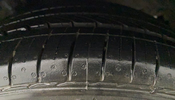 2015 Maruti Ciaz ZDI+ SHVS, Diesel, Manual, 1,16,418 km, Left Front Tyre Tread