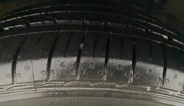 2015 Maruti Ciaz ZDI+ SHVS, Diesel, Manual, 1,16,418 km, Right Front Tyre Tread