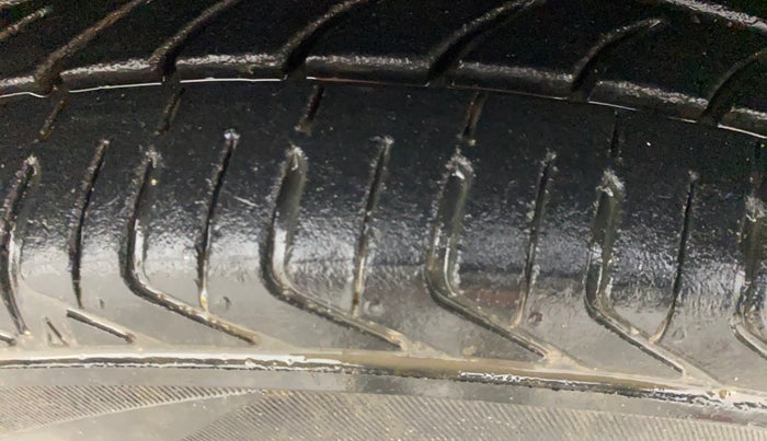 2015 Fiat Punto EVO DYNAMIC 1.2, Petrol, Manual, 1,00,877 km, Right Front Tyre Tread