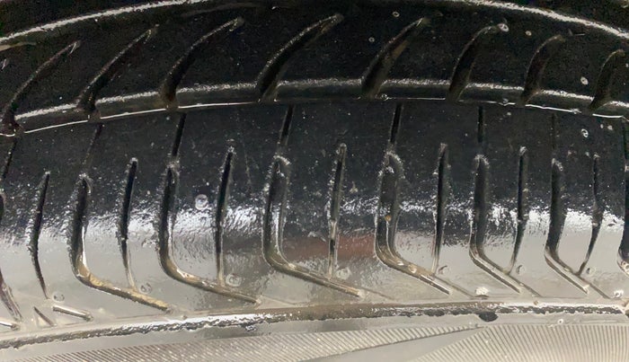 2015 Fiat Punto EVO DYNAMIC 1.2, Petrol, Manual, 1,00,877 km, Left Front Tyre Tread