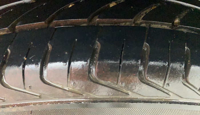 2015 Fiat Punto EVO DYNAMIC 1.2, Petrol, Manual, 1,00,877 km, Left Rear Tyre Tread