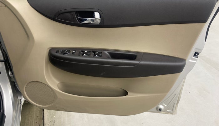 2013 Hyundai i20 SPORTZ 1.2, Petrol, Manual, 61,889 km, Driver Side Door Panels Control