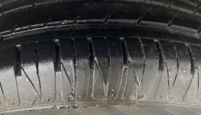 2013 Hyundai i20 SPORTZ 1.2, Petrol, Manual, 61,889 km, Right Front Tyre Tread