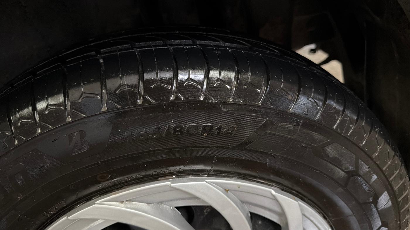 2016 Maruti Swift VXI O, Petrol, Manual, 79,152 km, Left Rear Tyre Tread