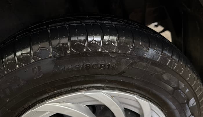 2016 Maruti Swift VXI O, Petrol, Manual, 79,152 km, Left Rear Tyre Tread