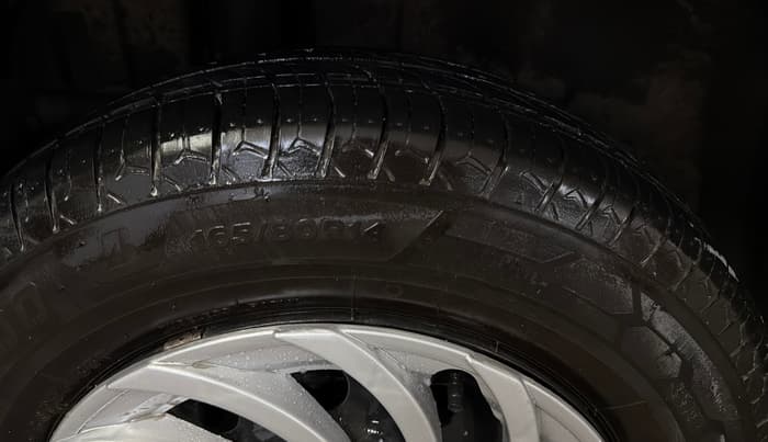 2016 Maruti Swift VXI O, Petrol, Manual, 79,152 km, Right Rear Tyre Tread