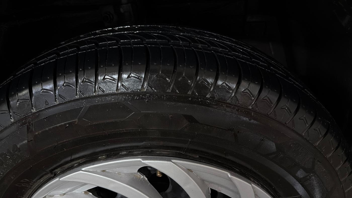 2016 Maruti Swift VXI O, Petrol, Manual, 79,152 km, Right Front Tyre Tread
