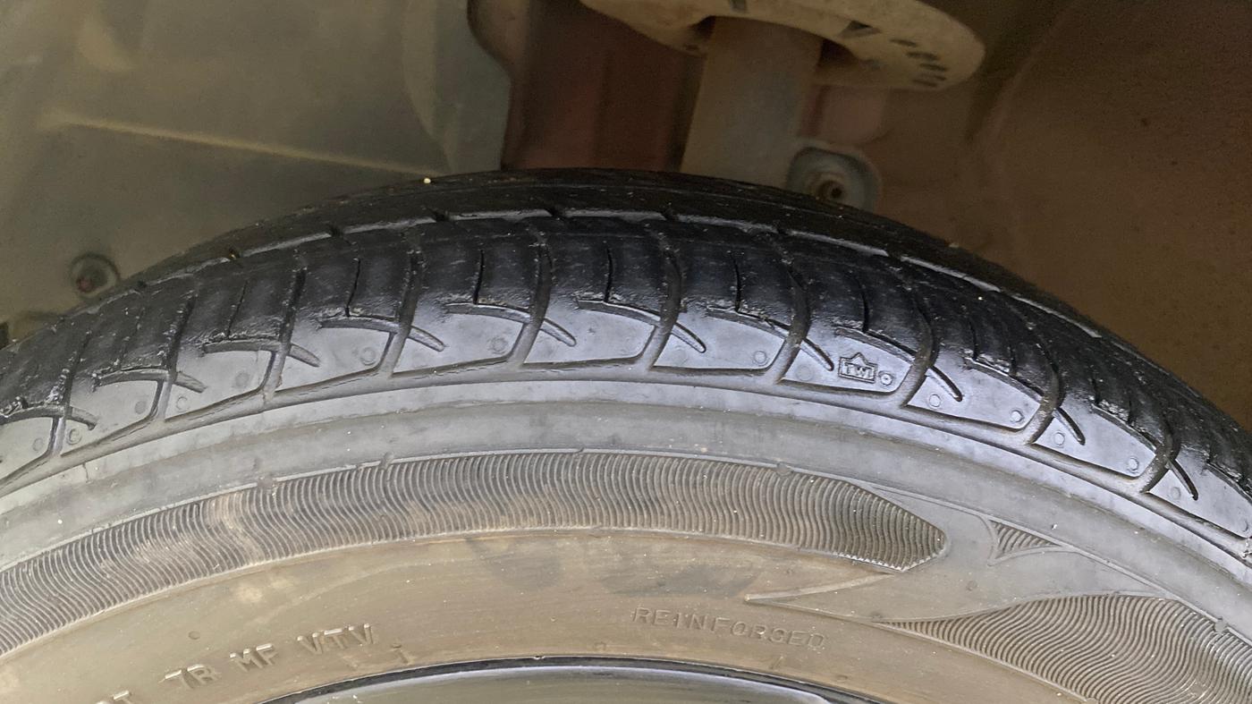 2017 Mahindra KUV 100 NXT K8 P 6 STR, Petrol, Manual, 19,051 km, Left Front Tyre Tread