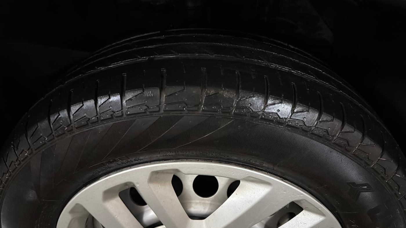2022 Maruti Vitara Brezza LXI, CNG, Manual, 66,863 km, Right Front Tyre Tread