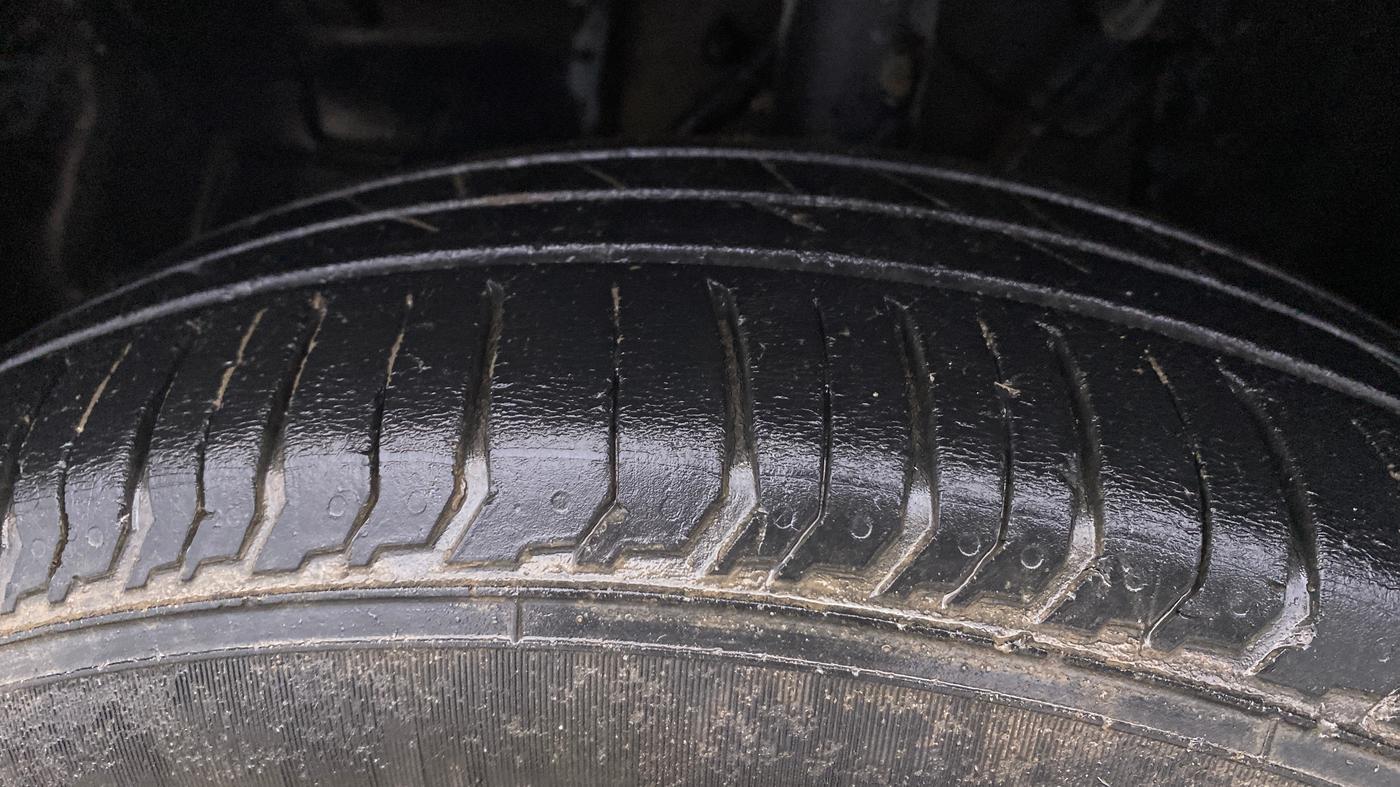 2022 Tata PUNCH ADVENTURE MT, Petrol, Manual, 99,571 km, Left Front Tyre Tread