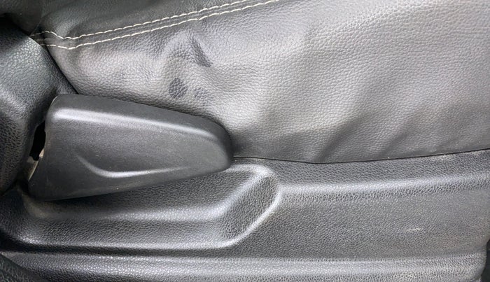 2019 Renault Kwid 1.0 RXT Opt, Petrol, Manual, 14,246 km, Driver Side Adjustment Panel