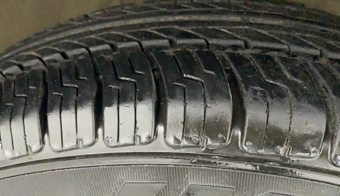 2011 Maruti Swift Dzire LXI, Petrol, Manual, 72,271 km, Right Rear Tyre Tread