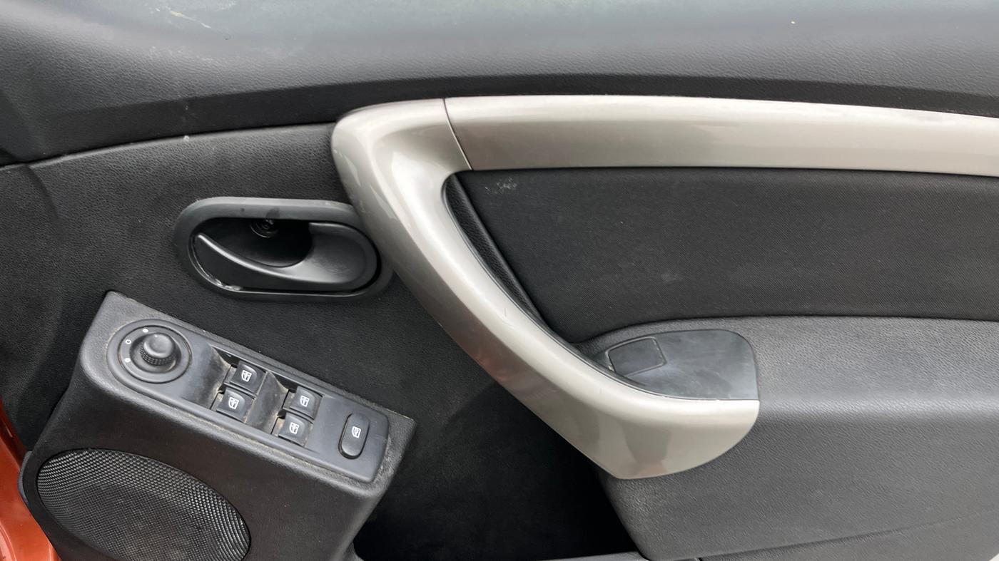 2021 Renault Duster RXS 1.5 PETROL MT, Petrol, Manual, 1,35,537 km, Driver Side Door Panels Control