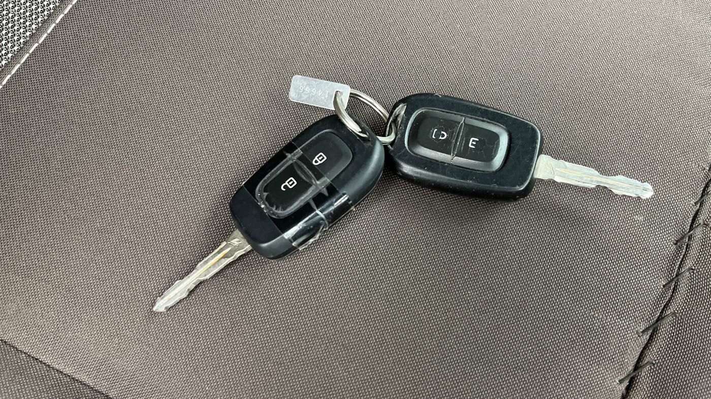 2021 Renault Duster RXS 1.5 PETROL MT, Petrol, Manual, 1,35,537 km, Key Close Up