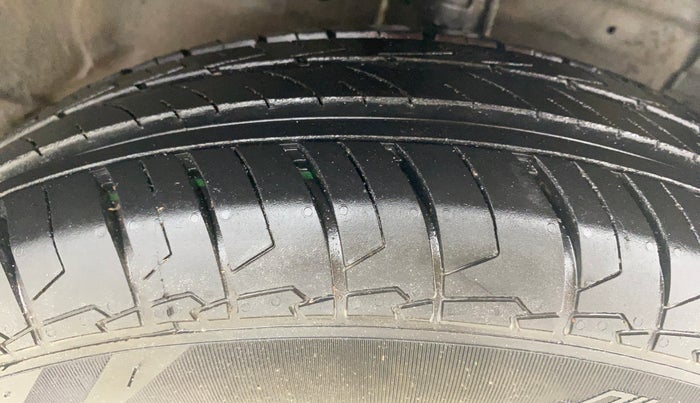 2016 Maruti Swift Dzire LXI (O), Petrol, Manual, 72,457 km, Right Front Tyre Tread