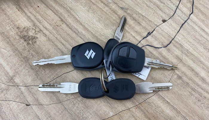 2016 Maruti Swift Dzire LXI (O), Petrol, Manual, 72,457 km, Key Close Up